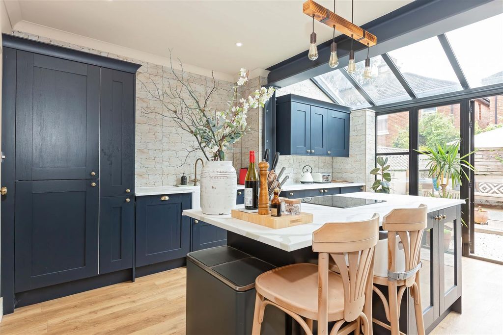 Property photo 3 of 23 St Leonards Ave_13.Jpg