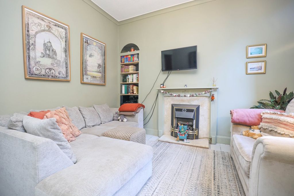 Property photo 3 of 13 Lounge