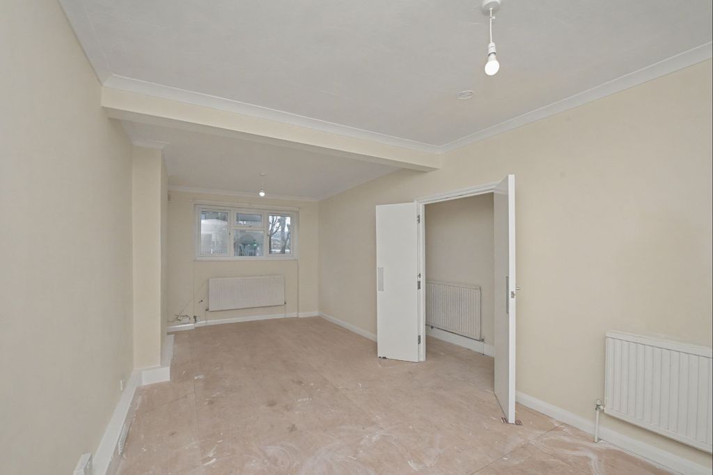 Property photo 3 of 16 24 Cross Road, Croydon Cr0 6Ta