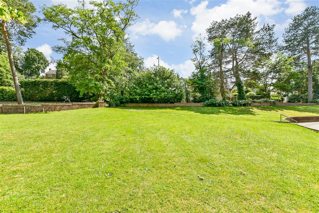 Property photo 2 of 16 Communal Gardens