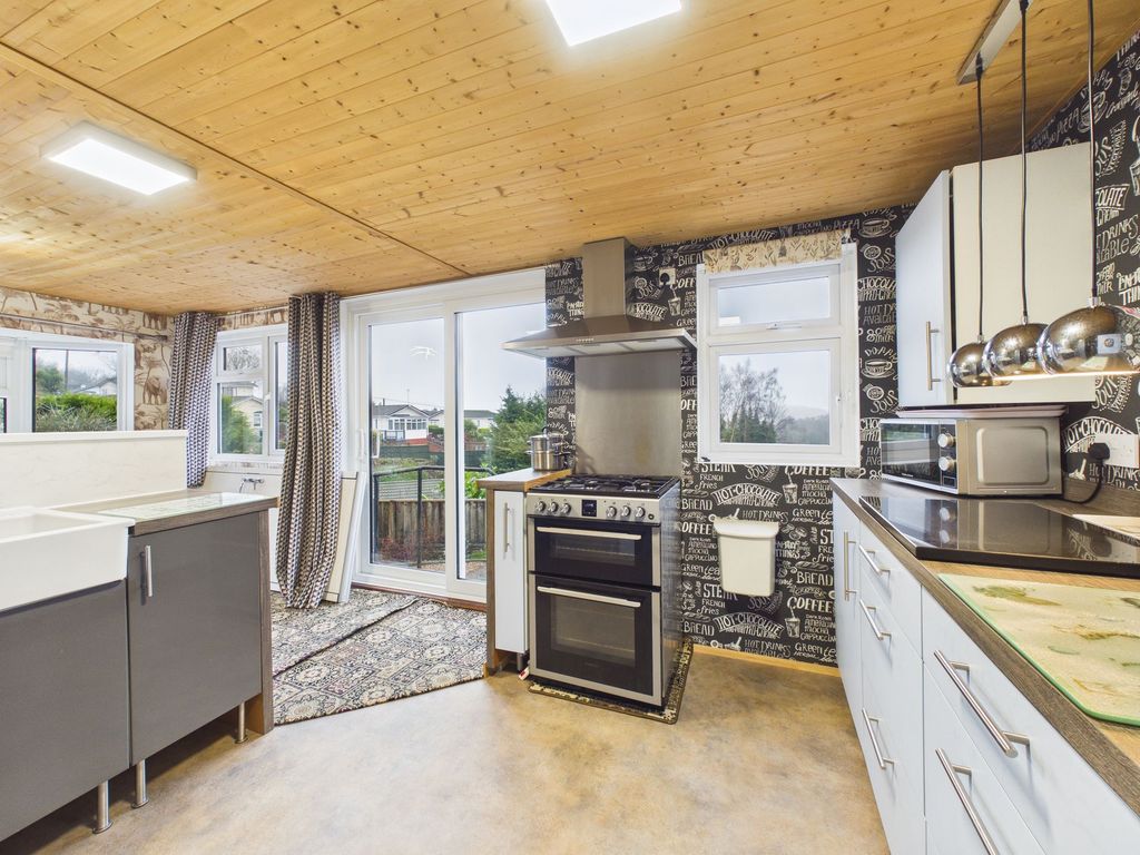 Property photo 3 of 18 Kitchen