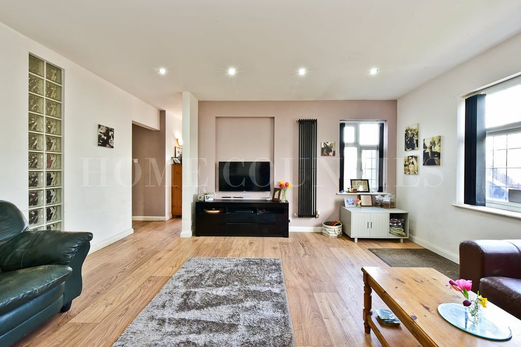 Property photo 2 of 28