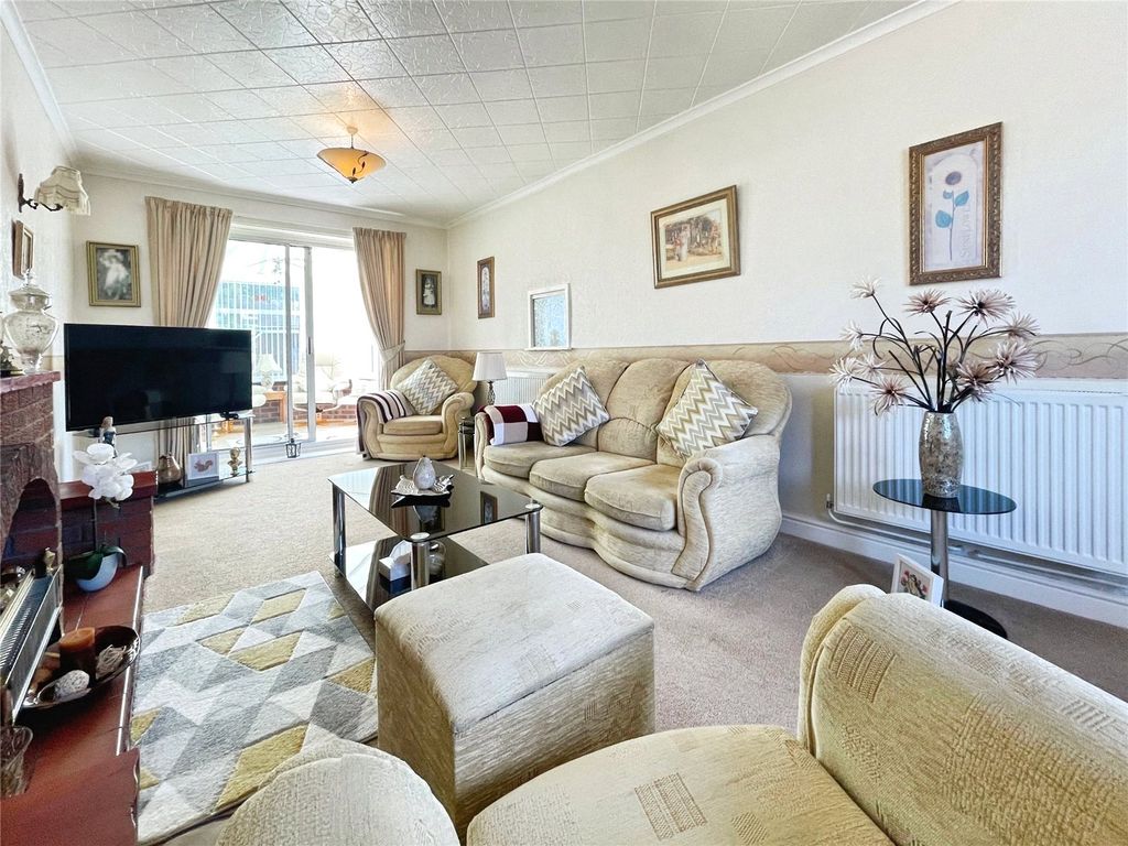 Property photo 2 of 16 Lounge