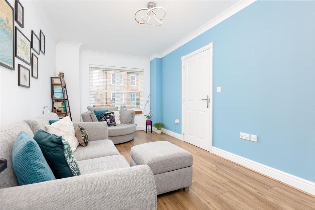 Property photo 2 of 22 Living Room