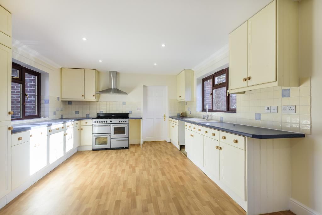 Property photo 3 of 12 Kitchen