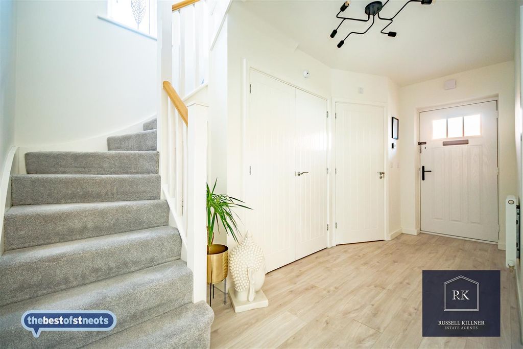 Property photo 2 of 27 Hallway.