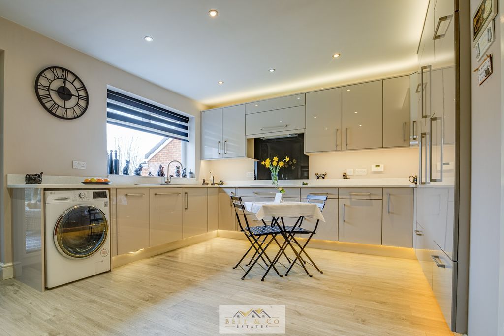 Property photo 2 of 28 Kitchen 1.2 (1)