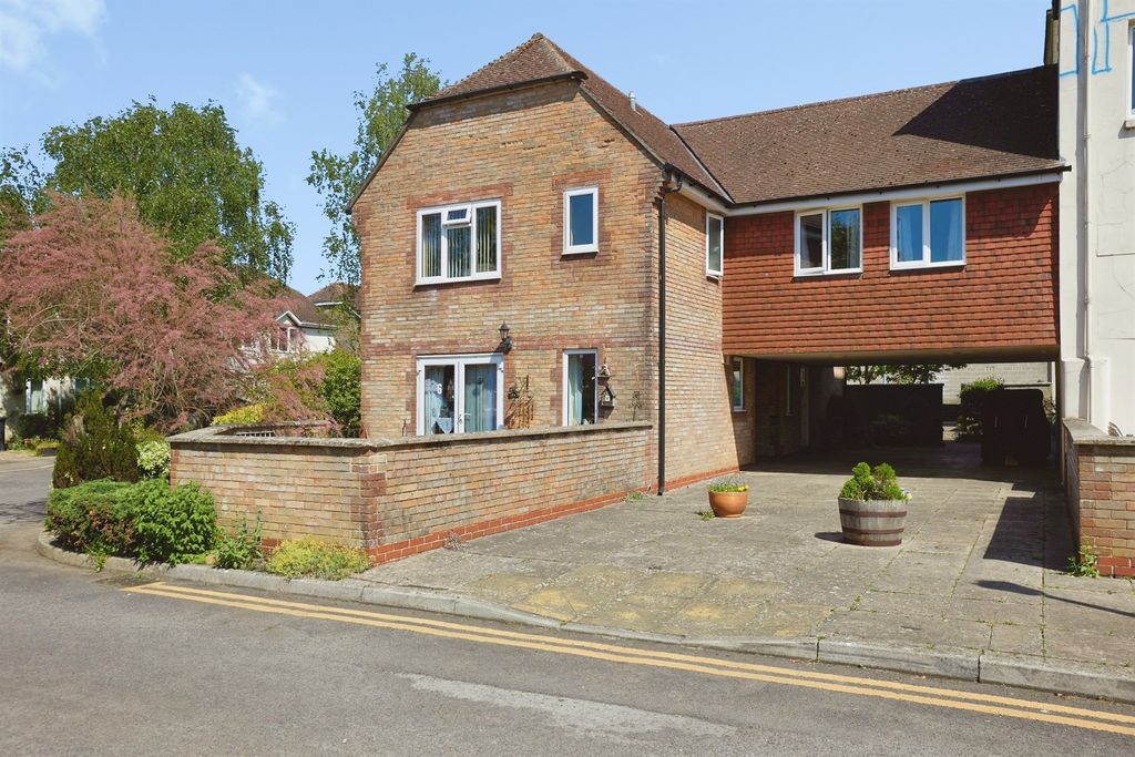 Property photo 1 of 9