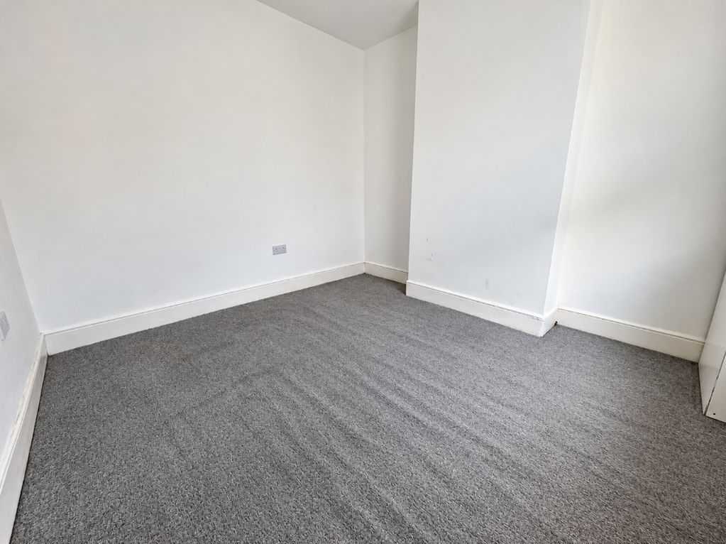 Property photo 3 of 8 Photo 7
