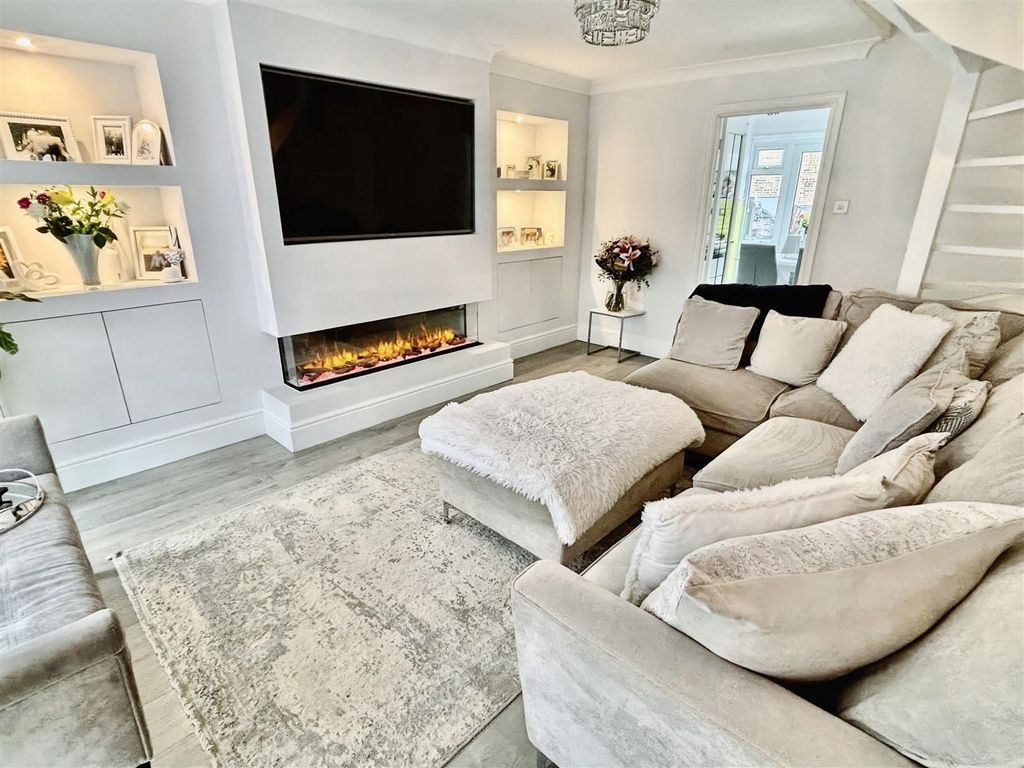 Property photo 2 of 16 Lounge