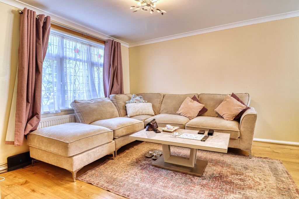 Property photo 3 of 12 Lounge