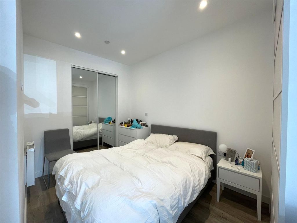 Property photo 3 of 9 Bedroom.Jpg