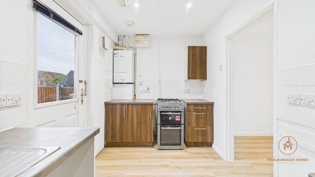 Property photo 3 of 24 Kitchen Rm6