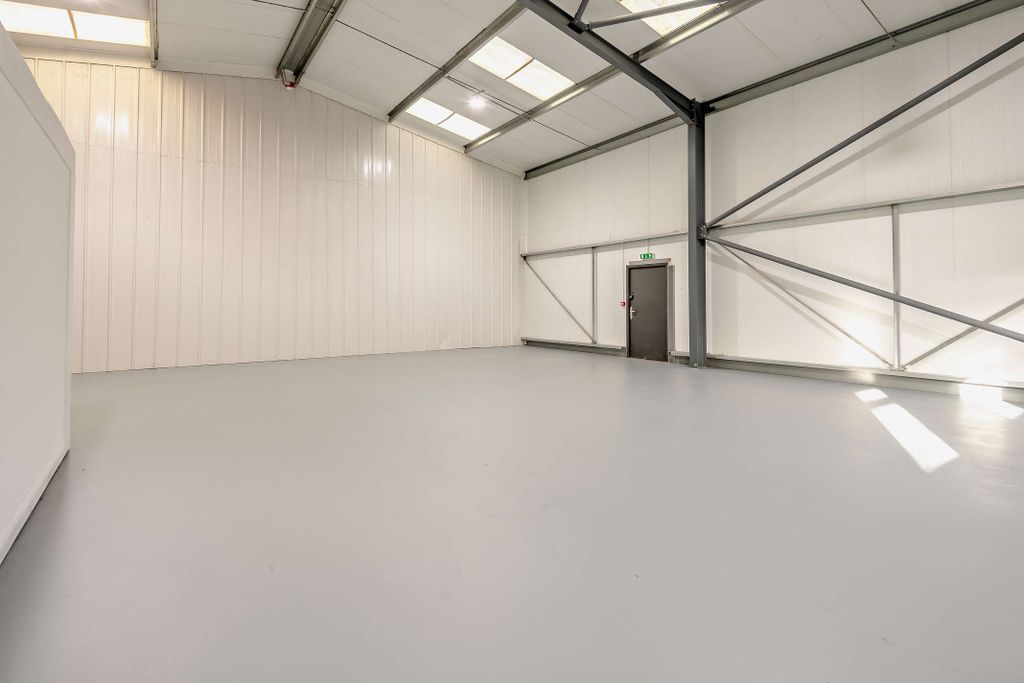 Property photo 3 of 6 8582726-Interior05-800