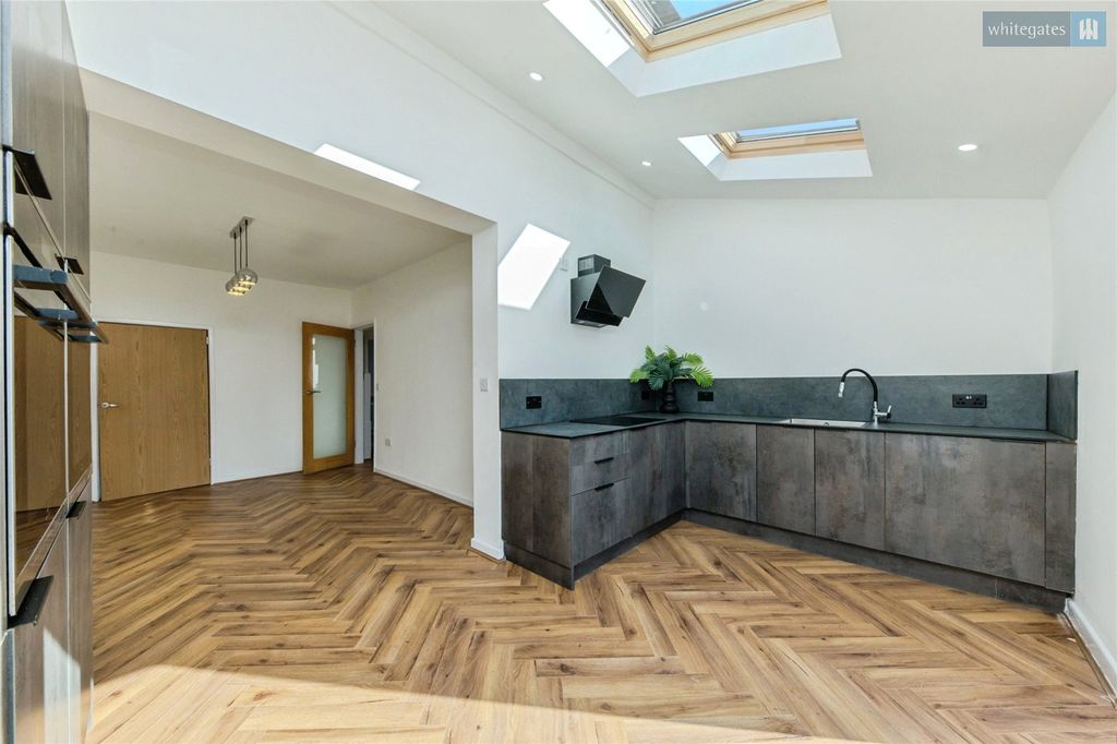 Property photo 2 of 15 Picture No. 11