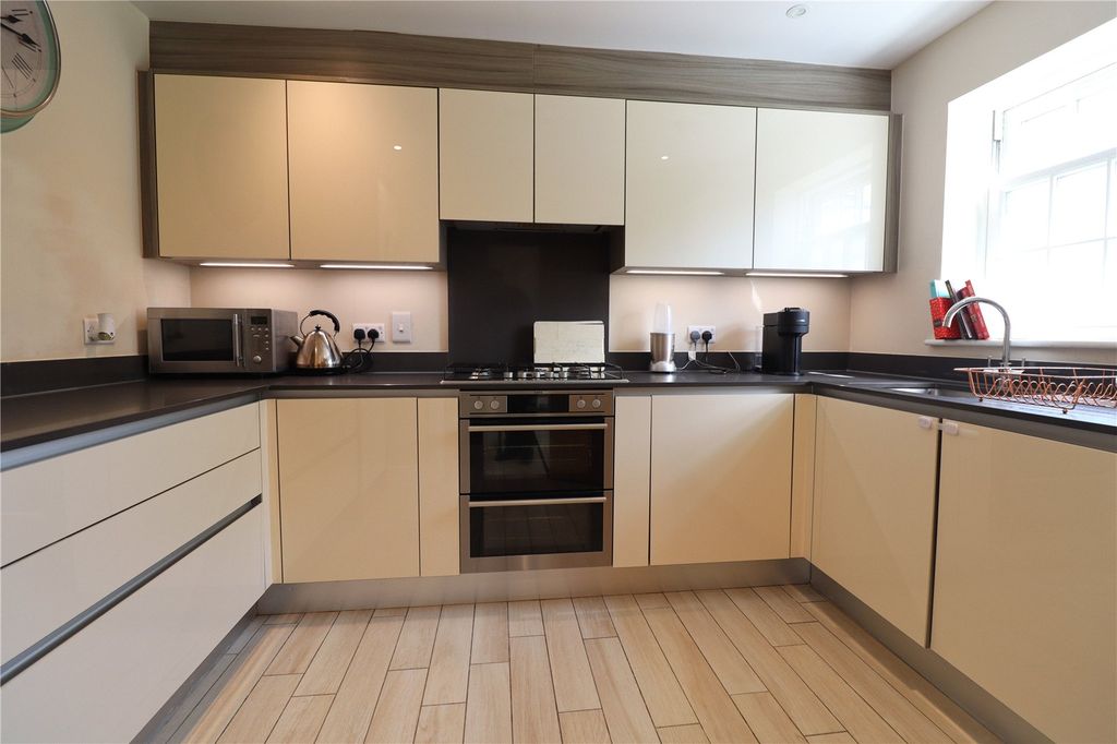 Property photo 3 of 18 Kitchen