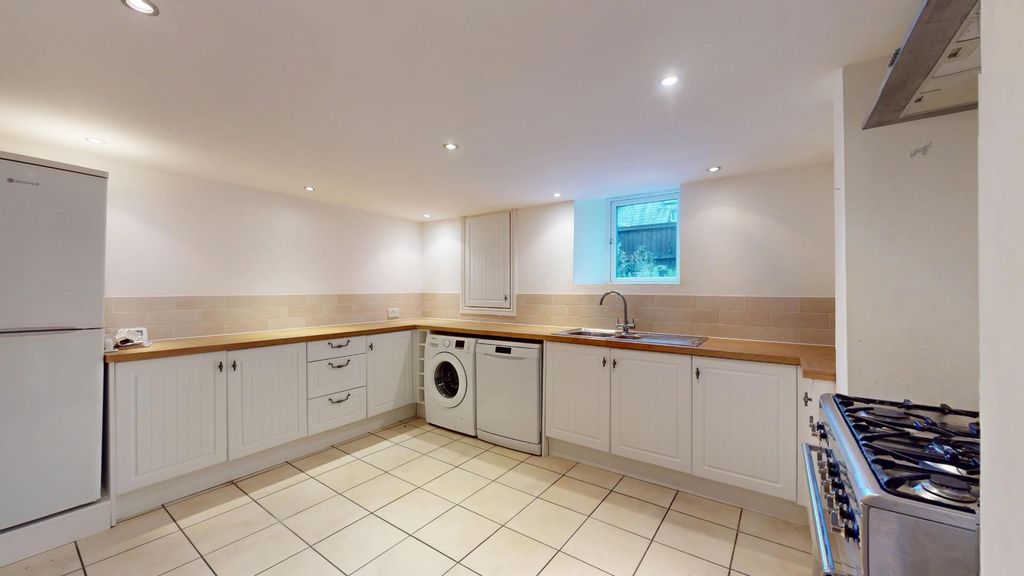 Property photo 3 of 11 58-Carlton-Street-11142025_090029.Jpg