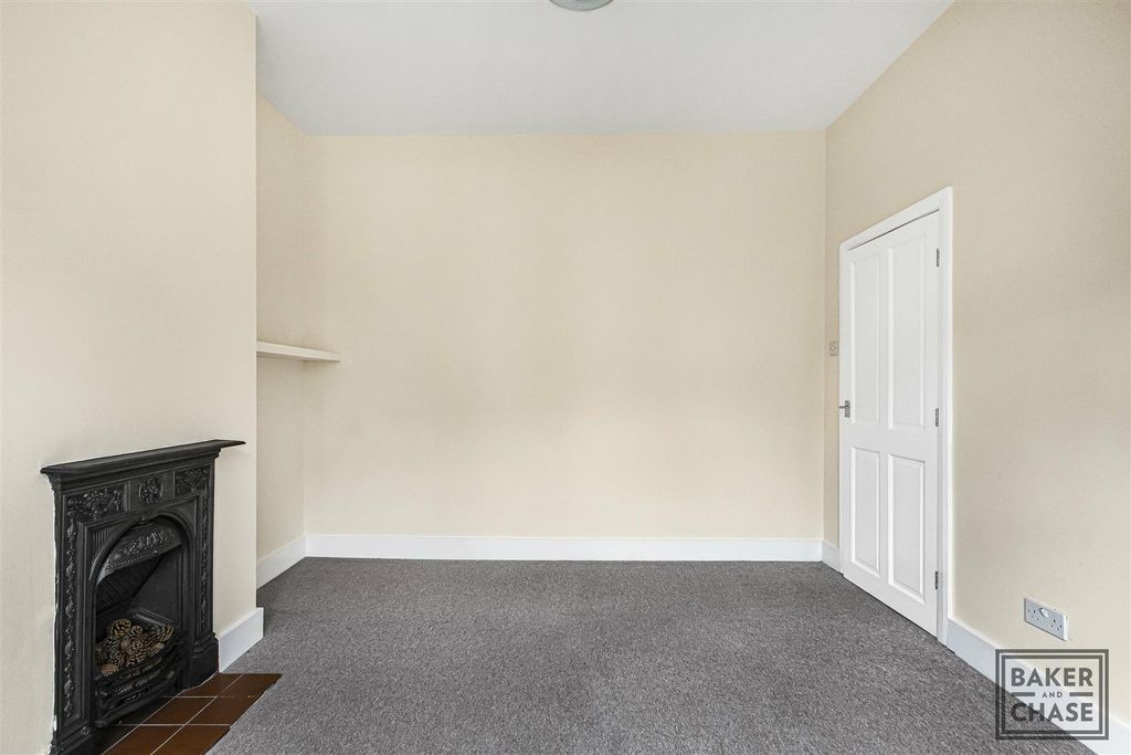 Property photo 3 of 19 Front Reception