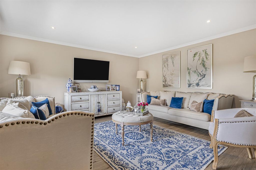 Property photo 3 of 32 Reception