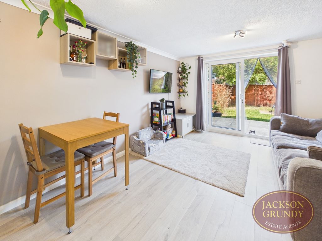 Property photo 2 of 11 Marseilles Close