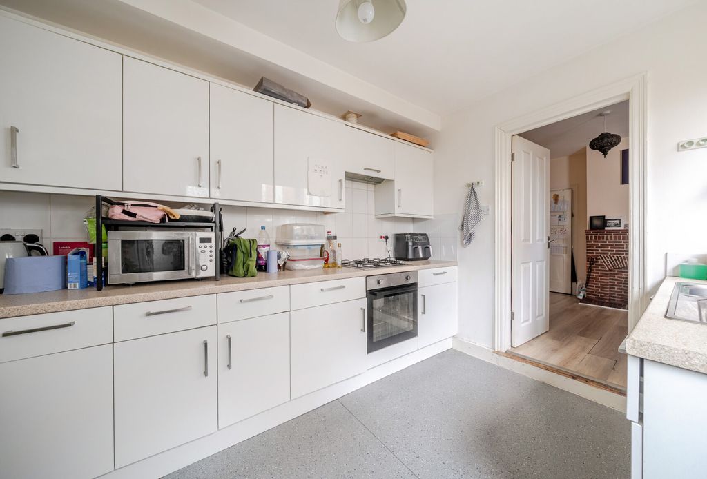 Property photo 3 of 14 1393826-12-698712...