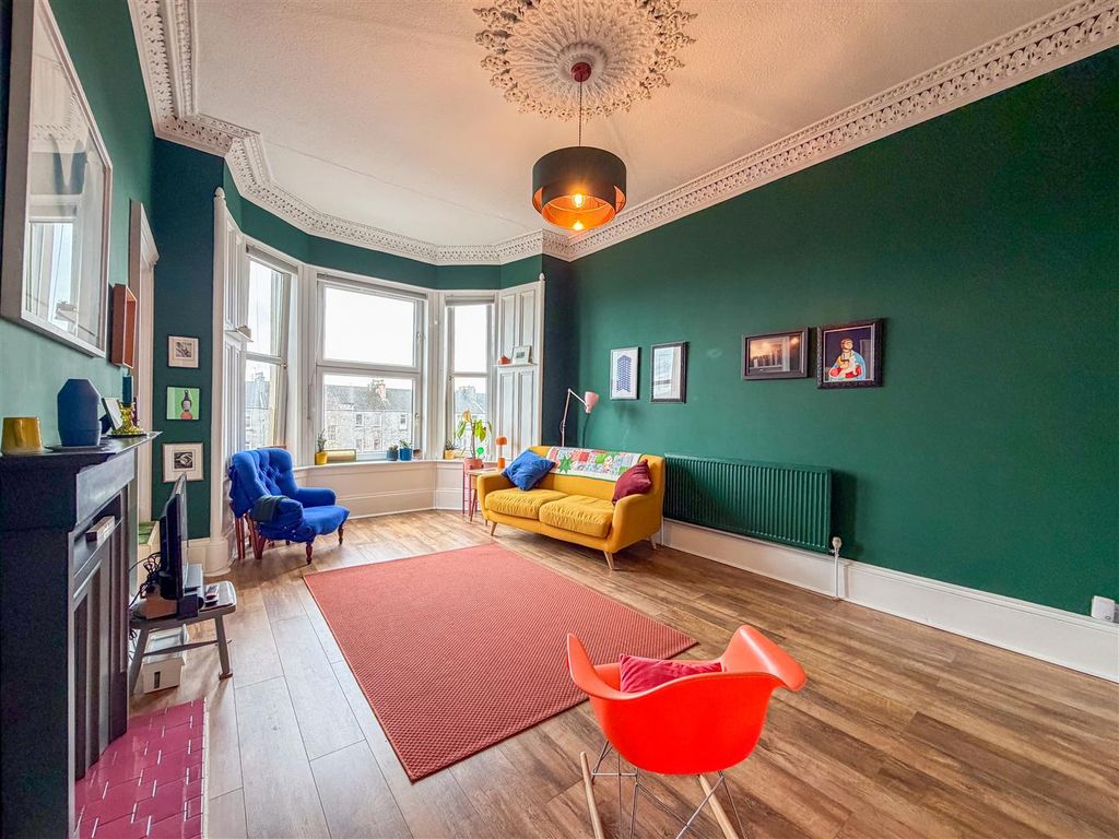 Property photo 3 of 19 Lounge