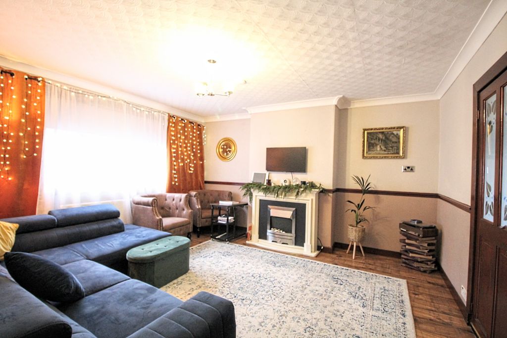 Property photo 2 of 9 Lounge1