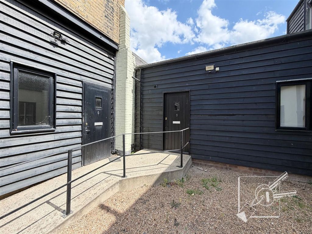 Property photo 1 of 10 External