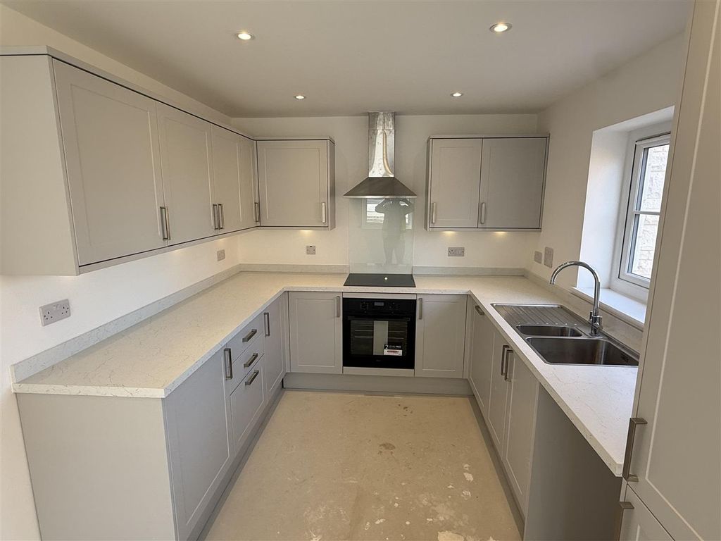 Property photo 2 of 14 Plot 314 Kitchen 2.Jpeg