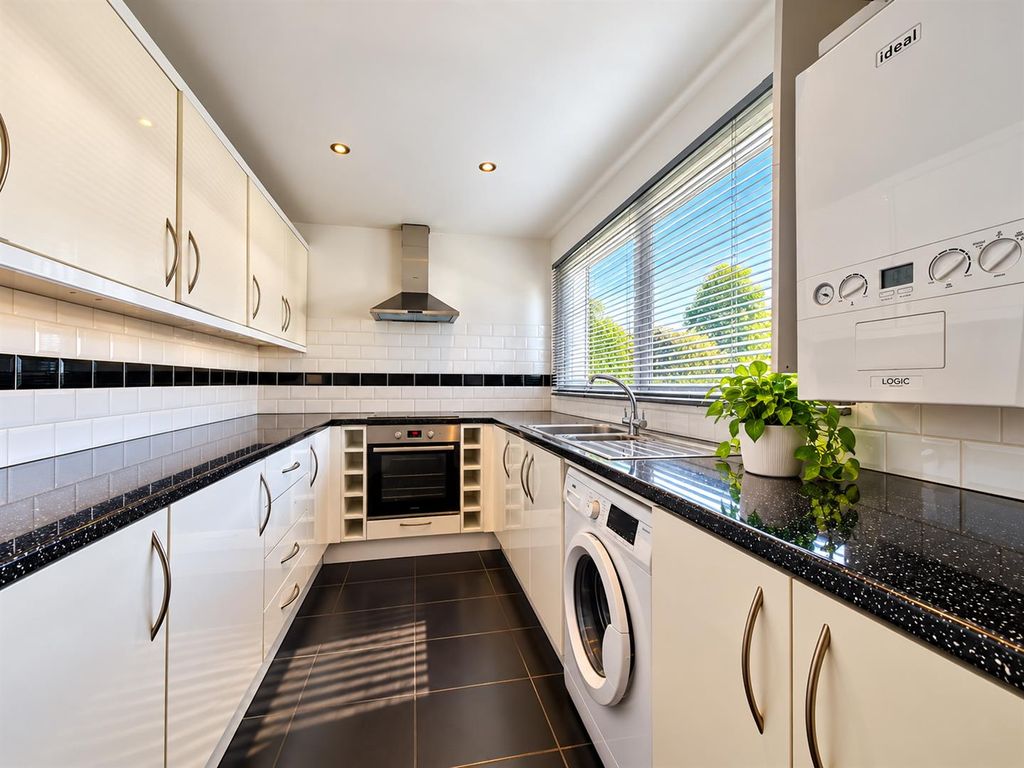 Property photo 2 of 16 Fitted Kitchen