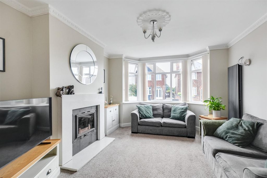 Property photo 2 of 31 Lounge