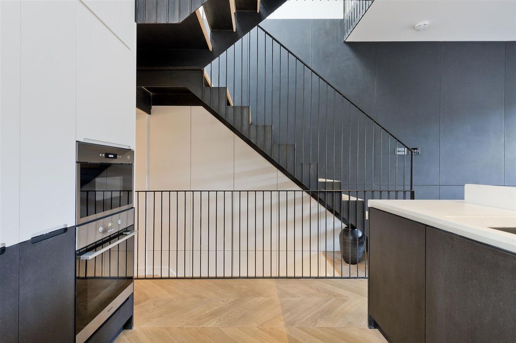 Property photo 3 of 13 19B Kelfield Gdns-3231.Jpg