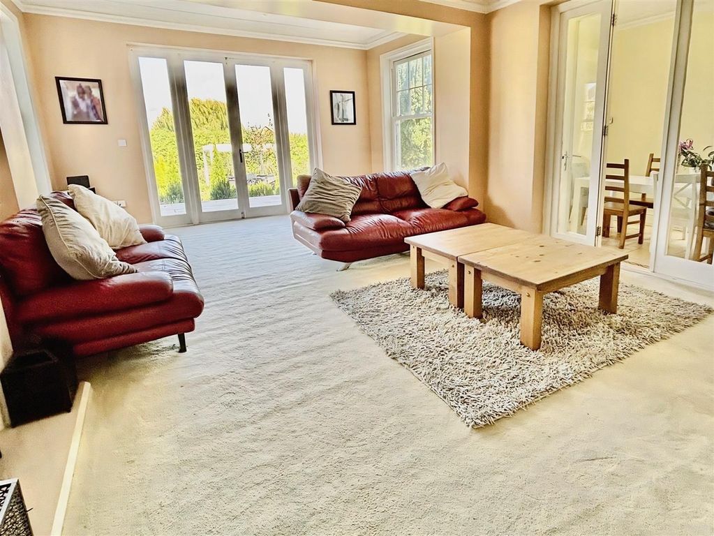 Property photo 3 of 34 Lounge