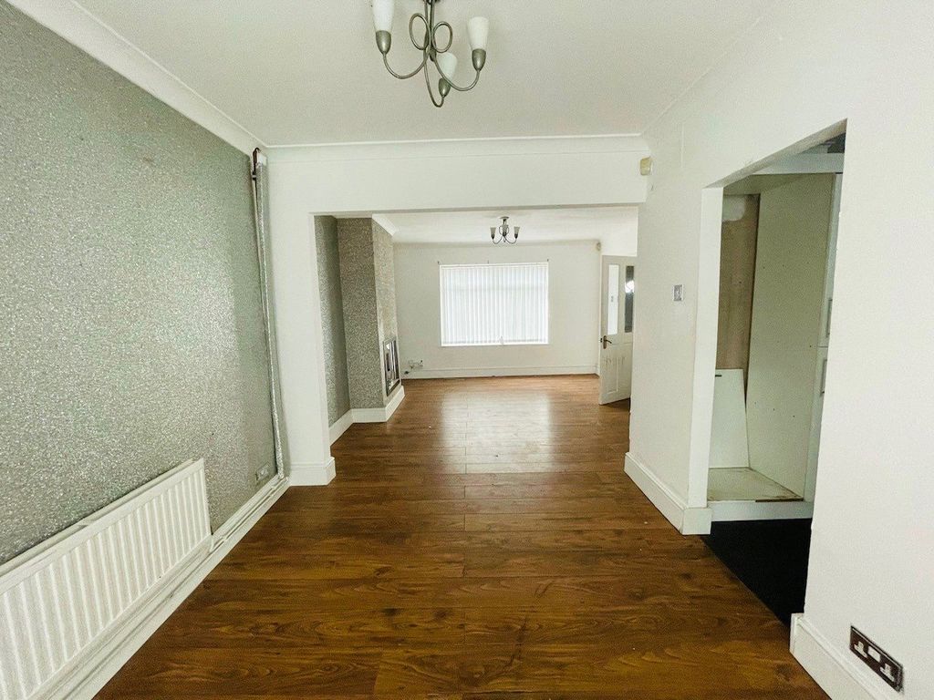 Property photo 3 of 16 Picture No. 12
