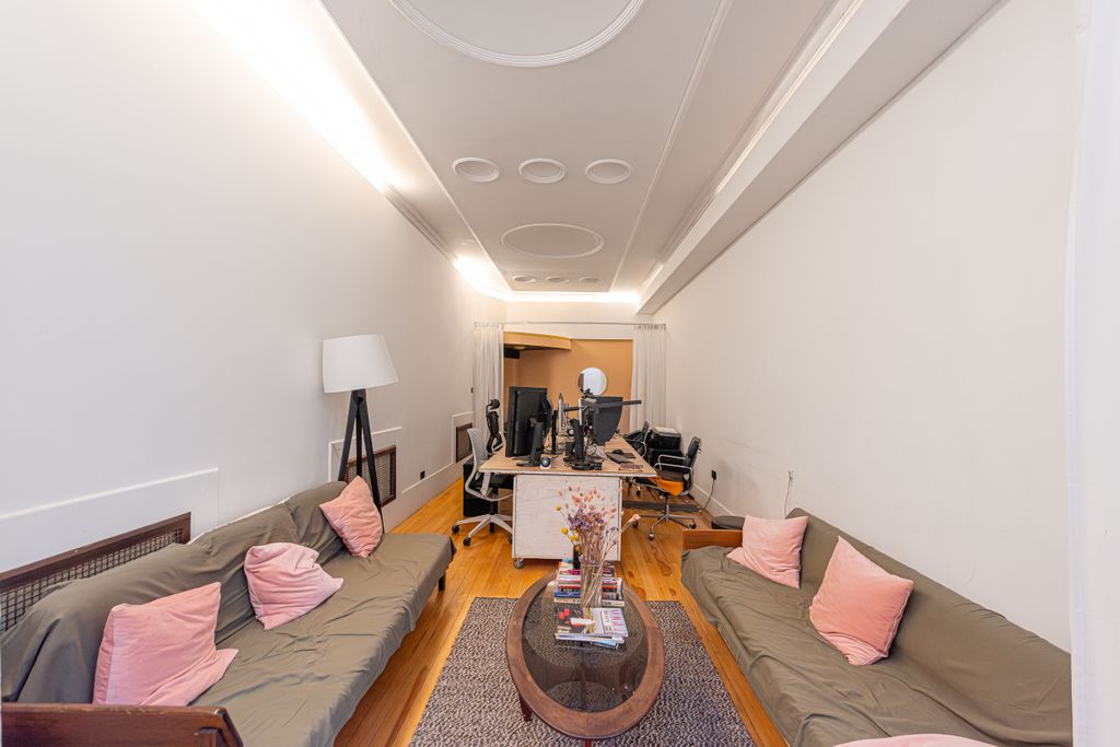 Property photo 3 of 19 Bouverie Mews, Unit 1-005