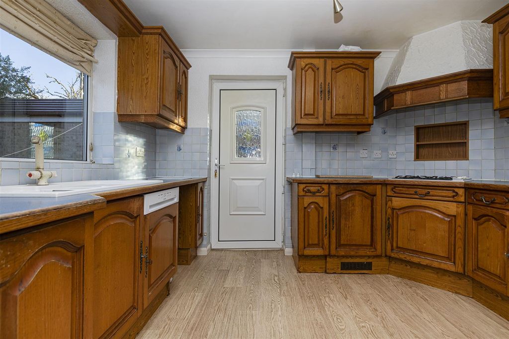 Property photo 2 of 25 Kitchen