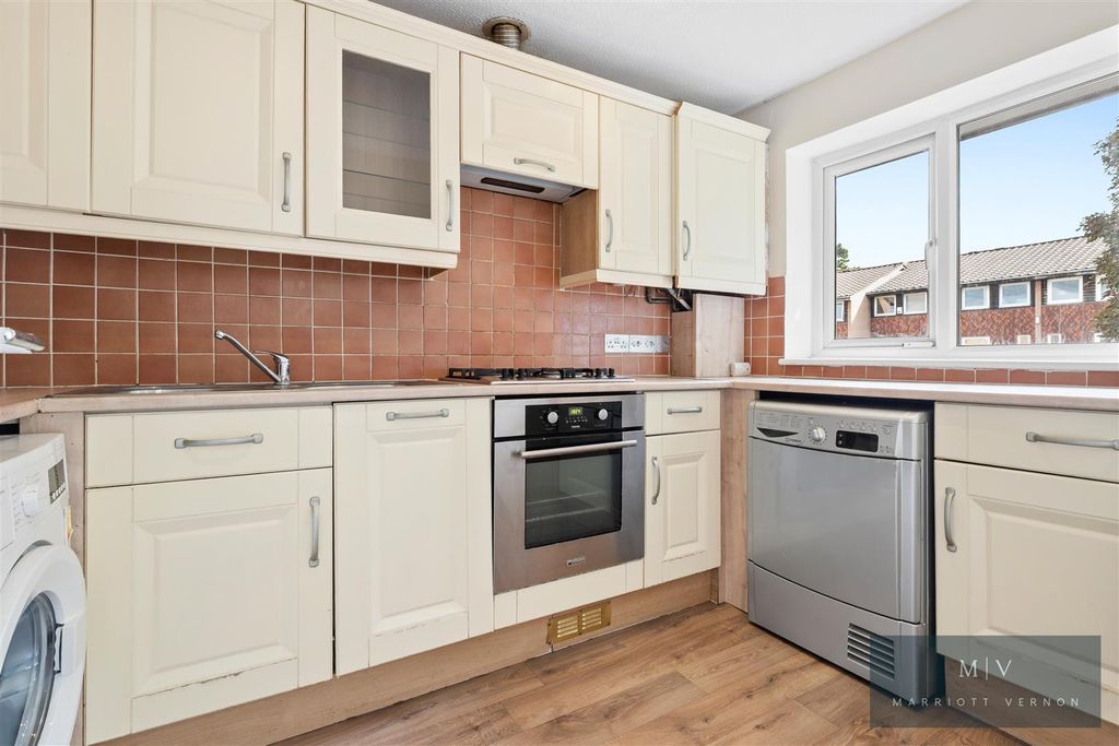 Property photo 3 of 16 Bardsley Close 82 MV-11.Jpg