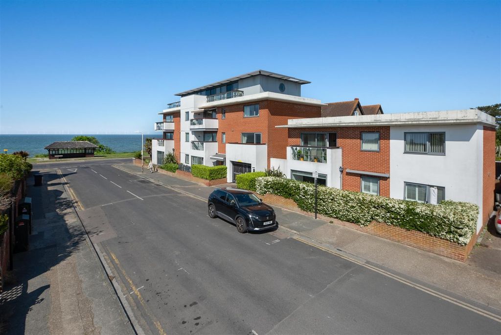 Property photo 1 of 21 Graystone Road, Tankerton, Whitstable