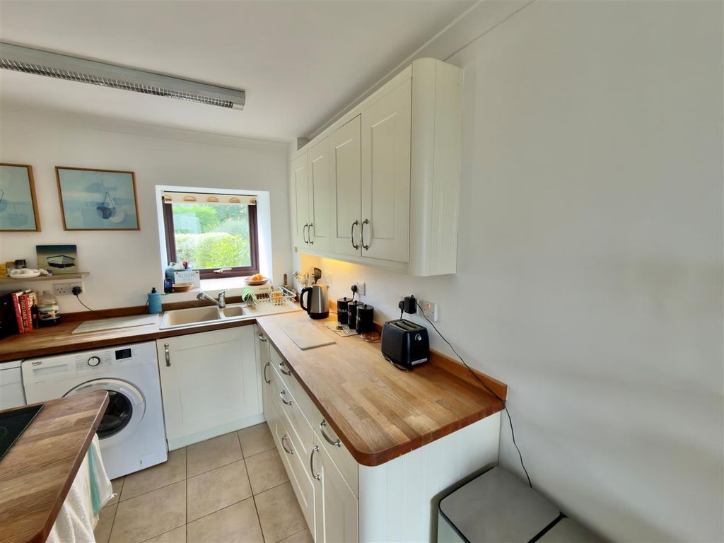 Property photo 3 of 23 Kitchen 4.Jpg