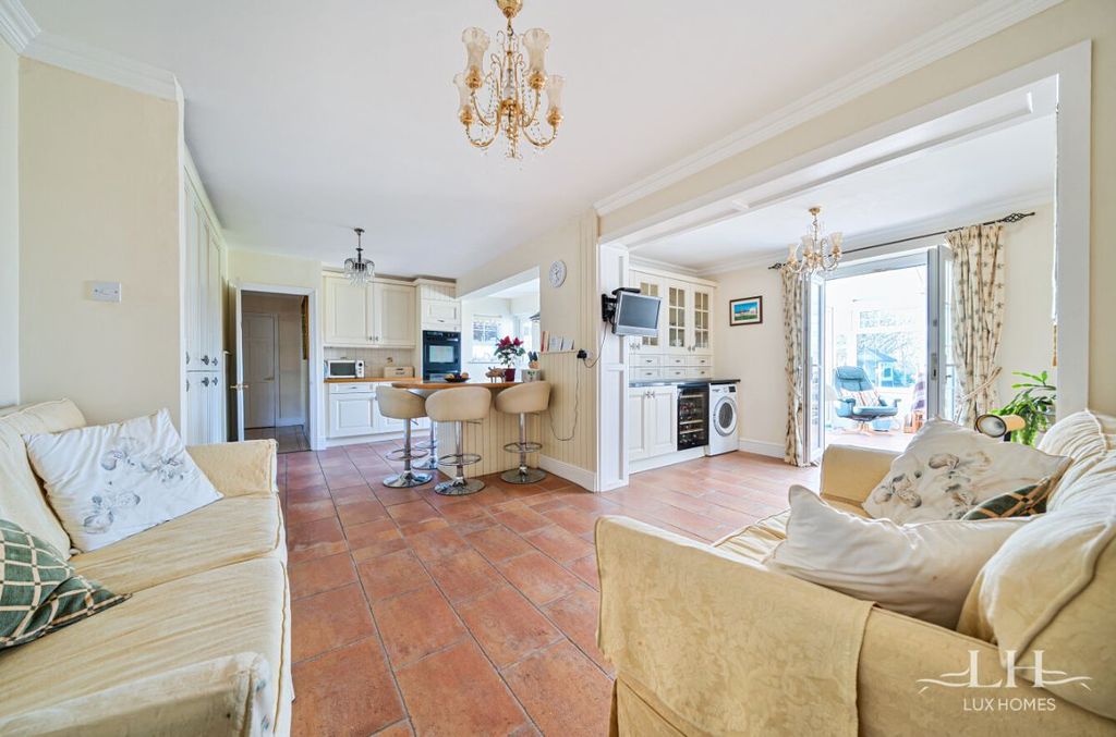 Property photo 3 of 25