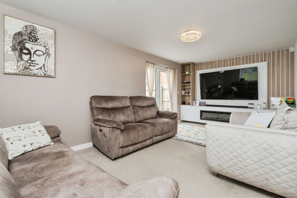 Property photo 3 of 17 Lounge