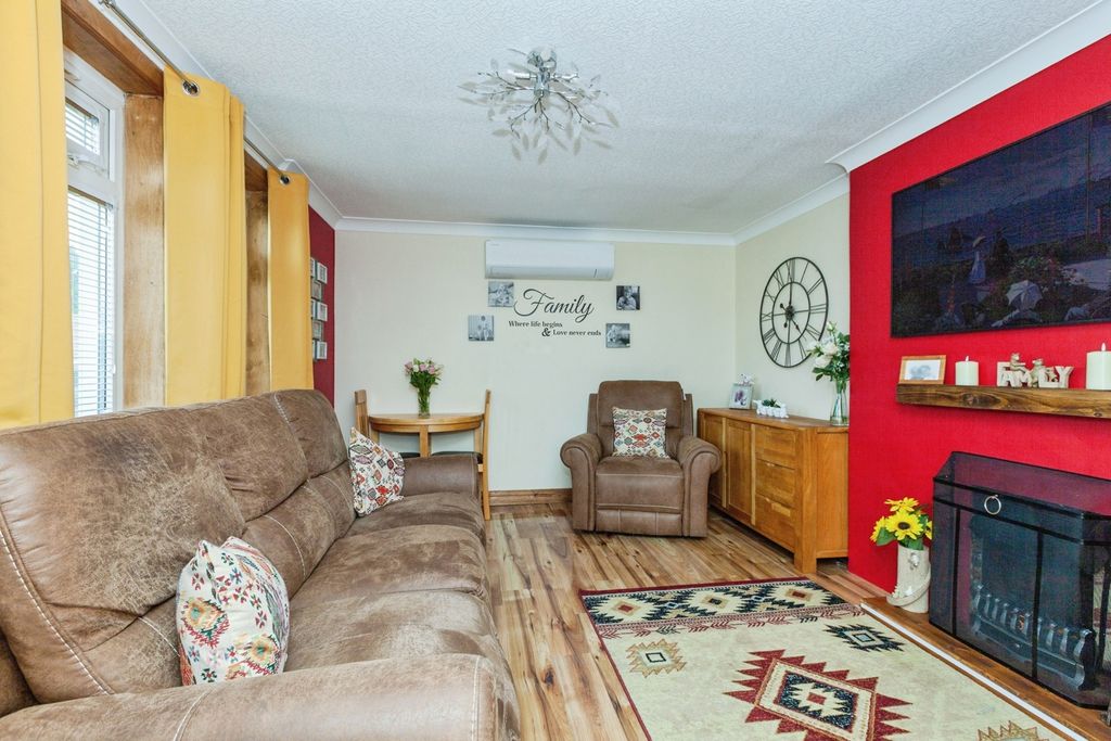 Property photo 3 of 21 Lounge