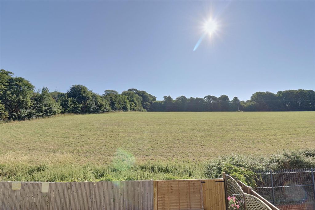 Property photo 2 of 26 A34B2508-7De0-4F03-Be36-C187F12E5C58_1_201_A.Jpeg