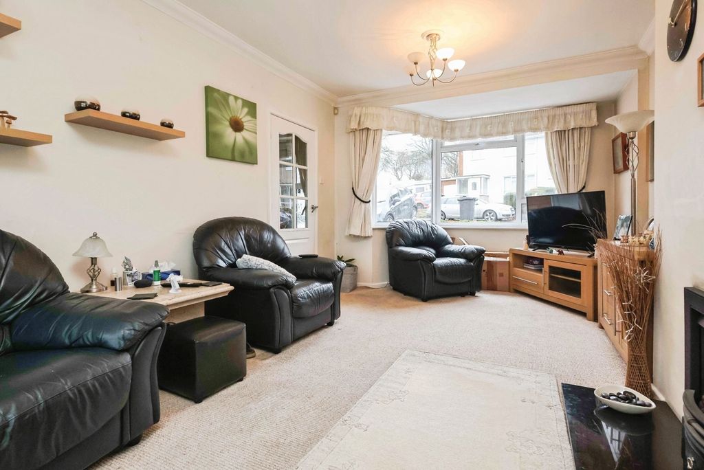 Property photo 2 of 17 Lounge