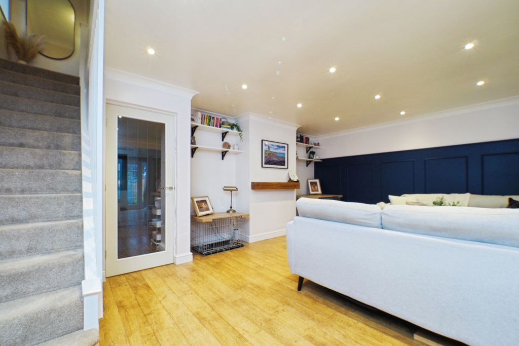 Property photo 3 of 16 Front Reception