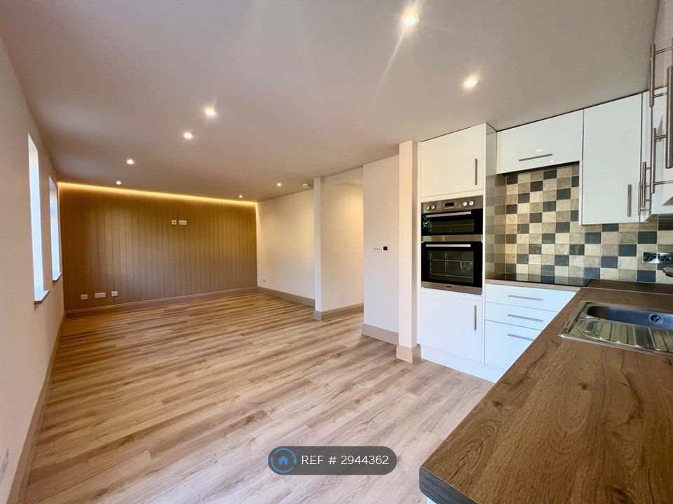 Property photo 1 of 11 Light & Spacious Open Plan Living....