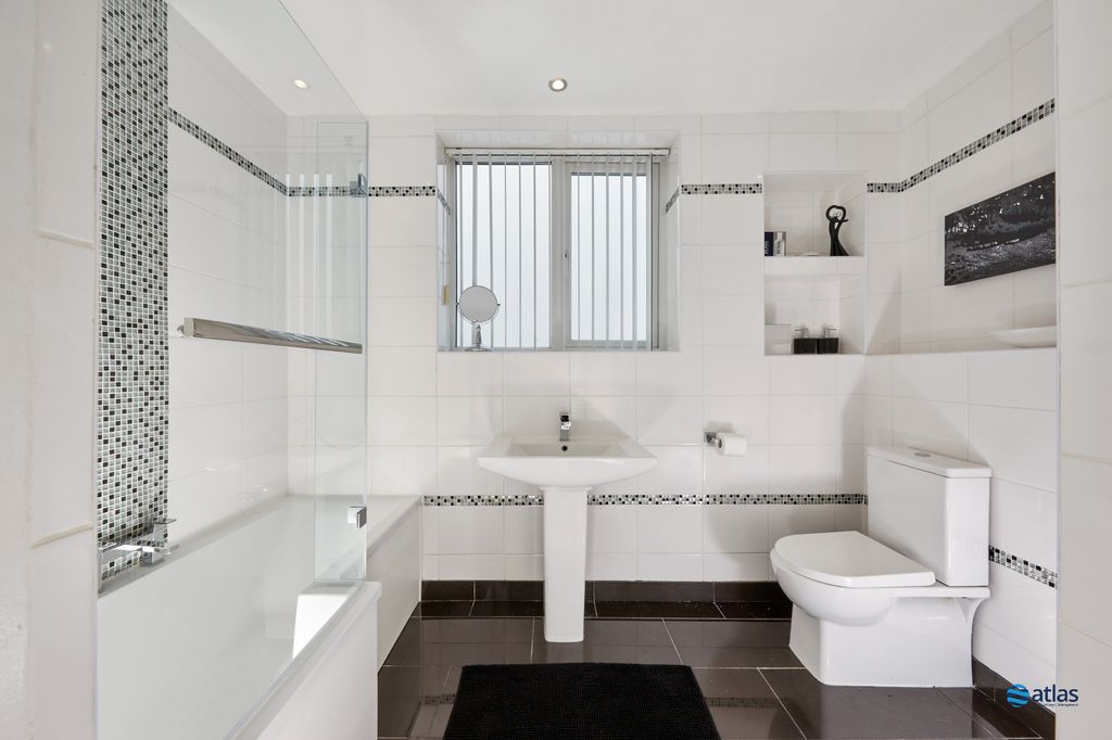 Property photo 3 of 17 Bathroom