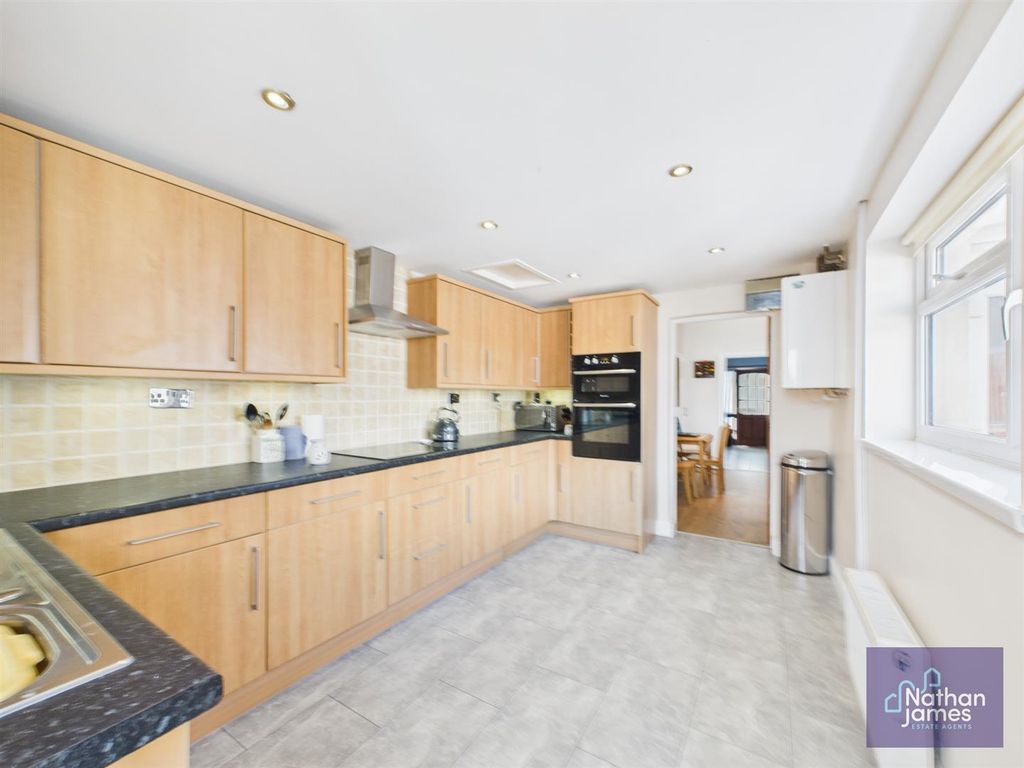 Property photo 3 of 12 Kitchen