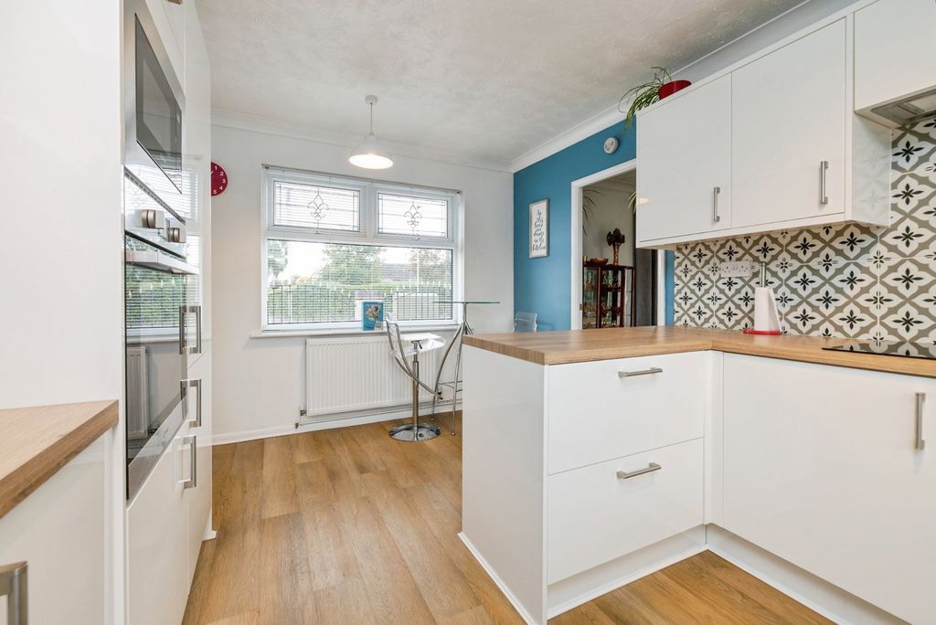 Property photo 3 of 20 Kitchen