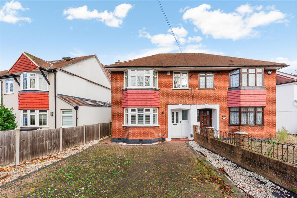 Property photo 3 of 13 Hillcross Avenue (5).Jpg